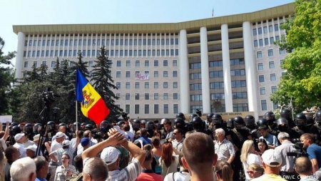 Moldovada siyasi qarşıdurma: Ordu tərəfini seçdi
