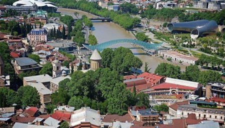 В Грузии предложили доставлять туристов РФ шаттлами из Баку