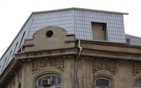 Tarixi binanın üzərində qanunsuz tikilən mansard sökülür - Foto