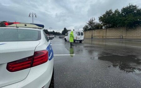 Güclü yağış Bağırov körpüsündə hərəkəti çətinləşdirdi