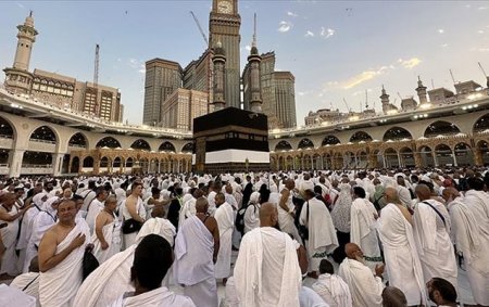 12 mindən çox iranlı zəvvar ölkəsinə dönə bilmir