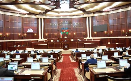 Deputatlar yenidən toplaşır - Gündəlikdə 15 məsələ var