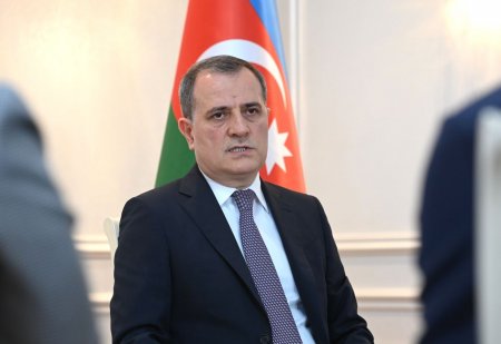 Ceyhun Bayramov diplomatları peşə bayramı münasibətilə təbrik edib