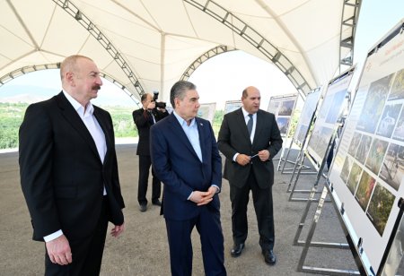 Qurbanqulu Berdiməhəmmədov Füzuli şəhərinin dağıdılmış yerlərində...