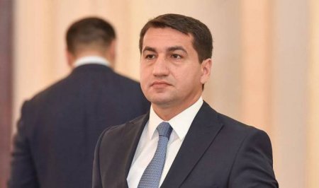 Hikmət Hacıyev jurnalistləri belə TƏBRİK ETDİ