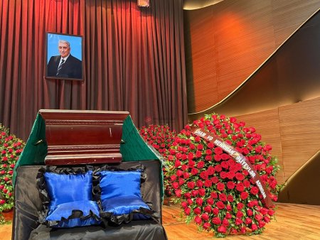 Prezident və xanımı Arif Babayevin vida mərasiminə əklil göndərdilər - FOTO