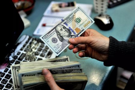 Qonşu ölkədə dollar rekord həddə bahalaşdı