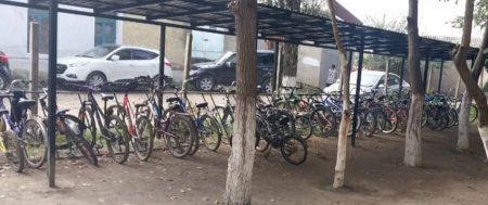 Bu kənddə şagirdlər məktəbə velosipedlə gedir