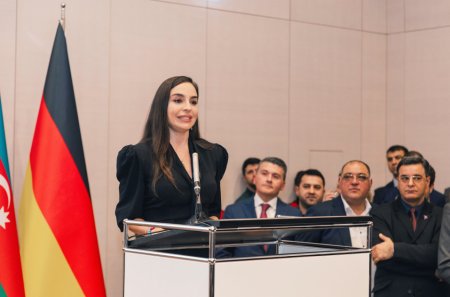 Leyla və Arzu Əliyeva beynəlxalq incəsənət sərgisinin açılışında - FOTO