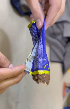 "Темная ночь" ( "Qaranlıq gecə")  konfetinin ağ qurd əhvalatı...