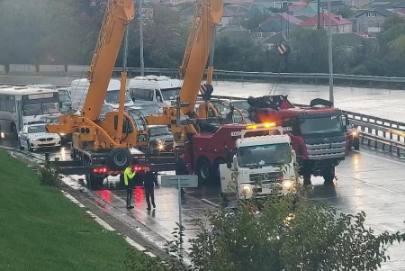 Bakıda təhlükəli qəza - evakuator aşdı, yağ və yanacaq yola dağıldı
