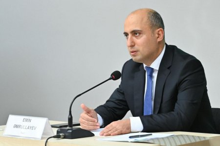 Emin Əmrullayev: Məktəbli çantalarını yükləyən tərəf nazirlik deyil