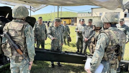 Müdafiə Nazirliyinin rəhbərliyi azad olunmuş ərazilərdəki şəxsi heyətlə görüşüb