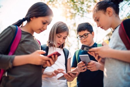 DÜNYA Bu ölkədə də məktəblərdə telefonlara qadağa QOYULDU