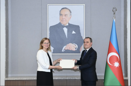 Estoniyanın yeni səfiri etimadnaməsinin surətini Ceyhun Bayramova təqdim edib