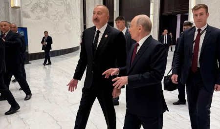 İlham Əliyev Putinlə ayaqüstü söhbət etdi