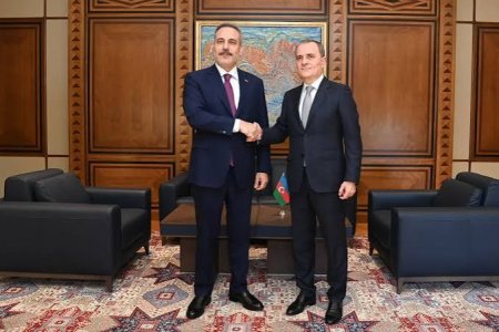 Ceyhun Bayramov türkiyəli həmkarı Hakan Fidanı qarşılayıb, təkbətək görüş olub